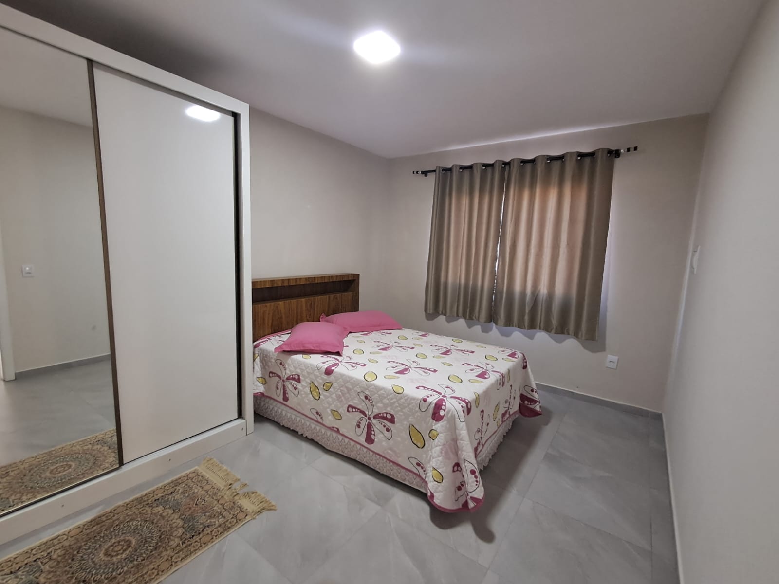 Quarto com armário e cama de casal