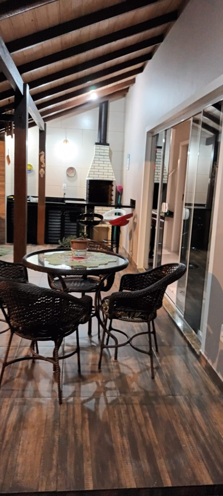 Varanda com mesa ao ar livre