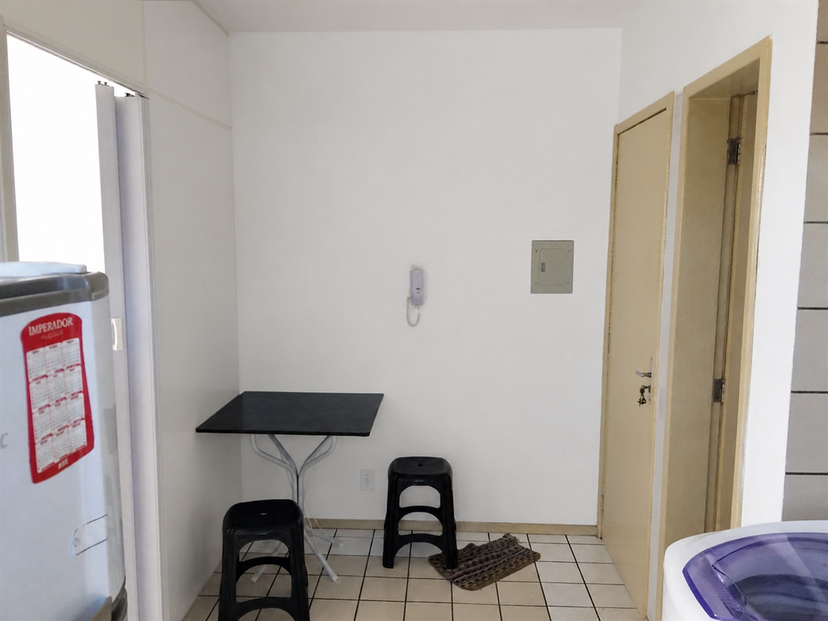 Cozinha e espaço de refeições do apartamento
